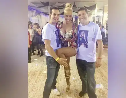 Турнето на Камелия в САЩ – пълен потрес! Певицата разочарова сънародниците ни с плейбек и пошла визия