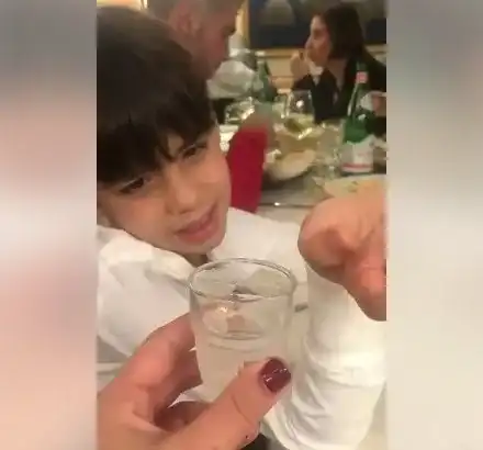 В СКАНДАЛНО ВИДЕО Деси Цонева кара сина си да пие ракия, той отказва: Пия само от ракията на дядо! (Спят ли от Агенцията за закрила на детето?)