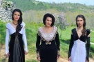 Студентка на Ламбо пее по площади