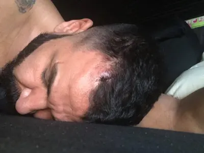 Азис пее с разцепена глава на участие