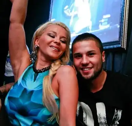 Благой взе колата на ДесиСлава! А пък тя не излиза от вкъщи