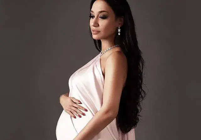 Бременната Мария Илиева не слиза от сцената (Певицата на участия до самото раждане)