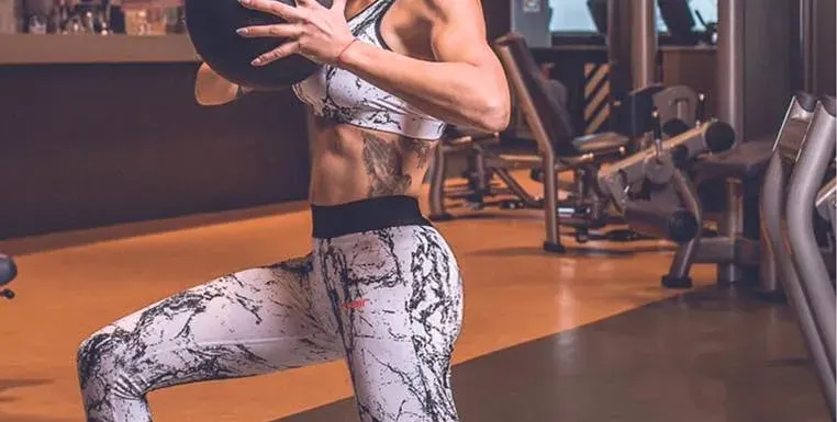 Черната Златка прави бицепси