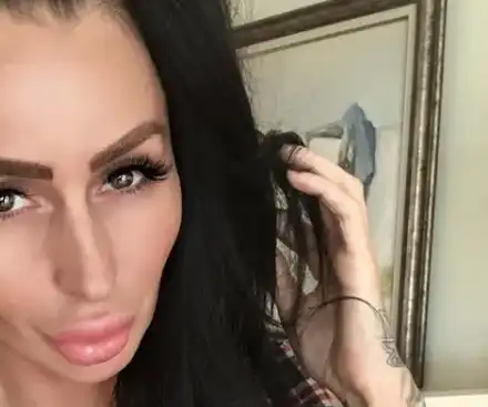 Дами преследват Деси Фотосесията с неприлични предложения! Тя отказа тройка, била консервативна (Подробности)