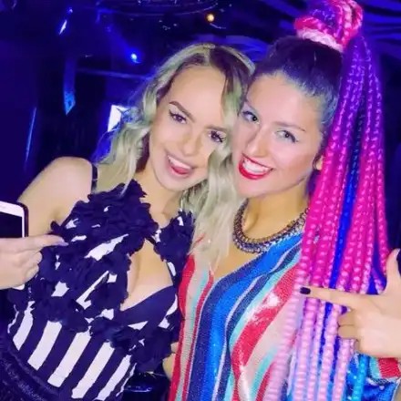 Ева пусна език на Сузанита