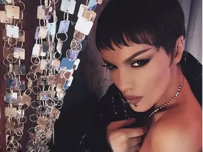 Галена шашна с нова визия! Вижте я в готик стил