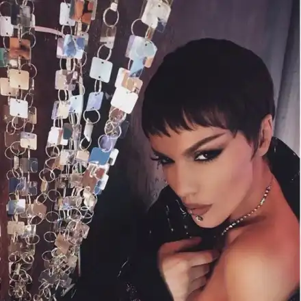 Галена шашна с нова визия! Вижте я в готик стил