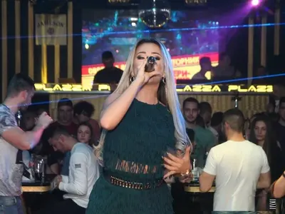 Гери-Никол тръгна на лов за гадже по чалга кръчмите!