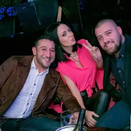 Илиян празнува с репортерката на „Папараци“