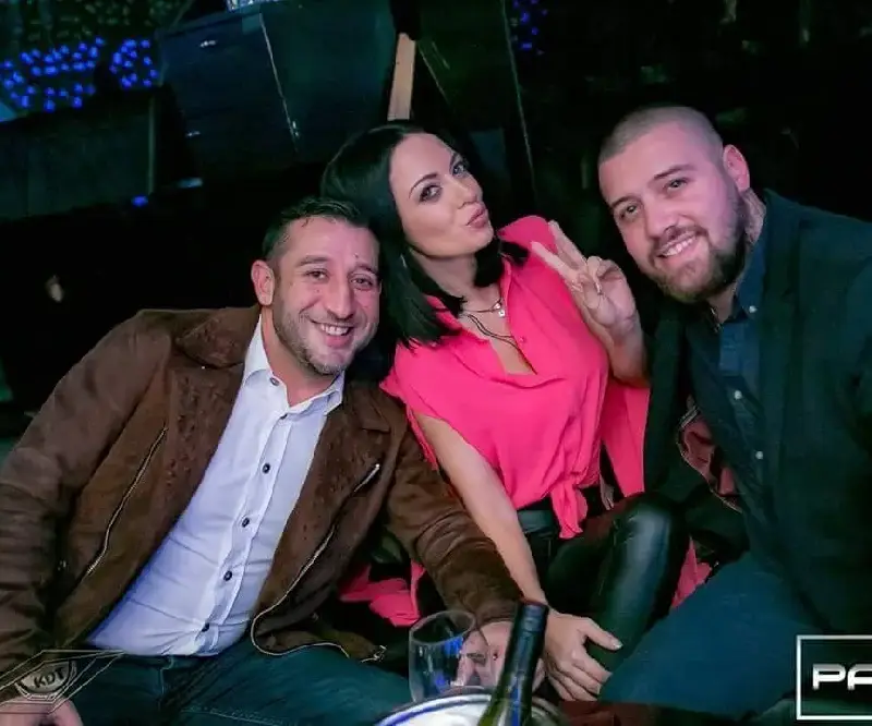 Илиян празнува с репортерката на „Папараци“