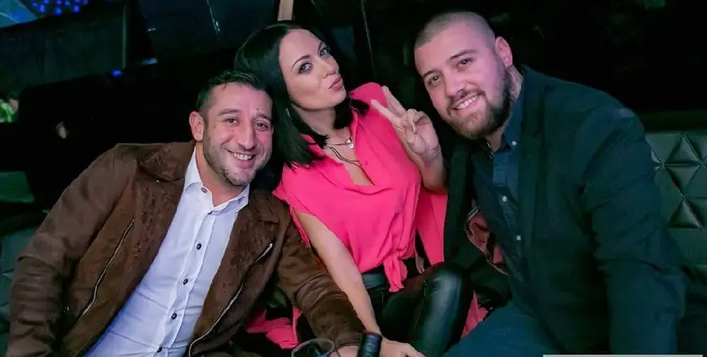 Илиян празнува с репортерката на „Папараци“