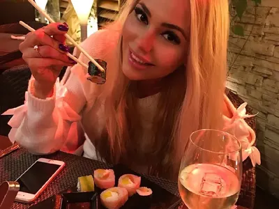 Калина Кузманова от „София ден и нощ“ обсипана с цветя и подаръци