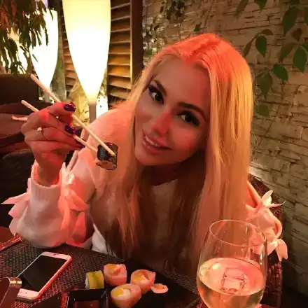 Калина Кузманова от „София ден и нощ“ обсипана с цветя и подаръци