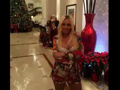 Камелия препоти Петя Дикова с деколте