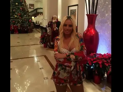 Камелия препоти Петя Дикова с деколте