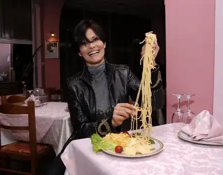 Камелия Воче разви собствен бизнес! Певицата прави фурор с магазина си