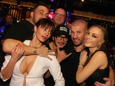 Коцето награби Линдарева пред жена си (Скандални снимки)