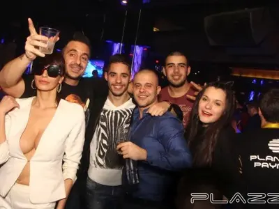 Коцето награби Линдарева пред жена си (Скандални снимки)