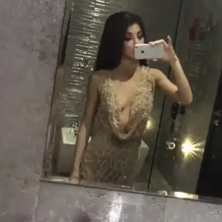 Кой остави роза пред вратата на Мегз?