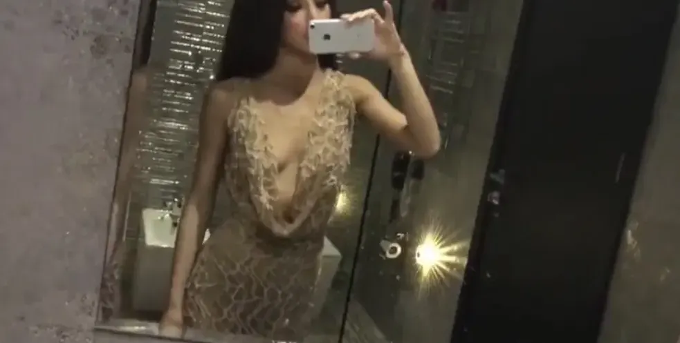 Кой остави роза пред вратата на Мегз?