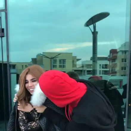 МЕГЗ измръзна на снимки! Вижте кой мъж я топли (видео)