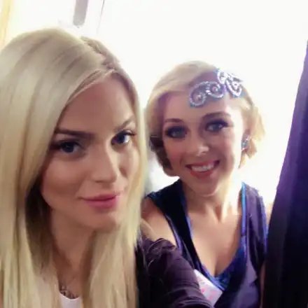 Мис България Свят Вероника Стефанова посреща Нова година с Мис Англия