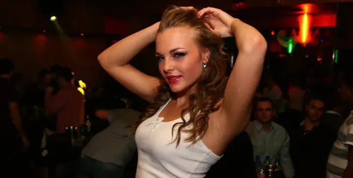 Надя на Коцето тръгна по мъже! Тихата иначе блондинка купонясва с четирима, майка й гледа децата