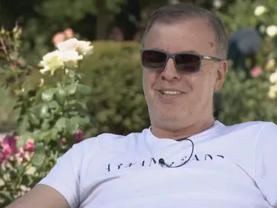 Наско Сираков  яде по турски, излапа 2 десерта в заведение с османски манджи