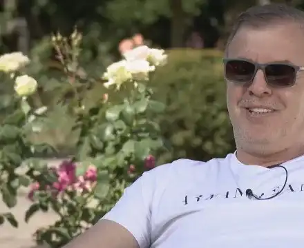 Наско Сираков  яде по турски, излапа 2 десерта в заведение с османски манджи