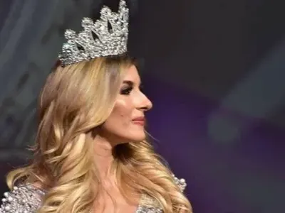 Плашат със съд фотографа снимал „грозните“ снимки на Мис България