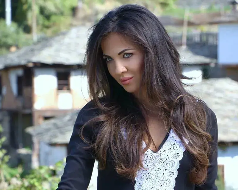 Райна навири дупе и си навлече гнева на феновете (Снимка)