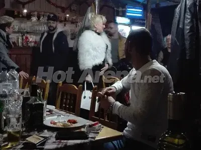 Само в HotArena! Сашка Васева яде и пее като за световно (Папарашки снимки)