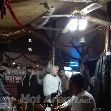 Само в HotArena! Сашка Васева яде и пее като за световно (Папарашки снимки)