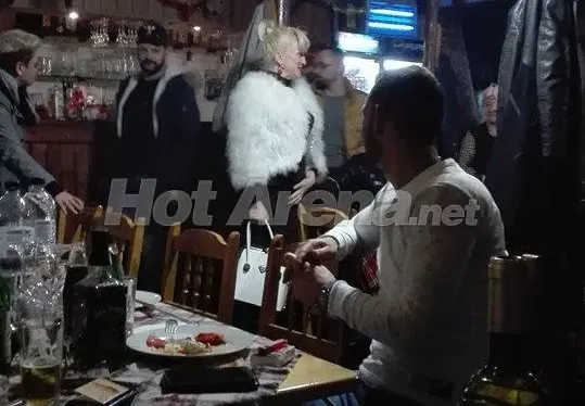 Само в HotArena! Сашка Васева яде и пее като за световно (Папарашки снимки)