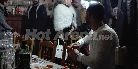 Само в HotArena! Сашка Васева яде и пее като за световно (Папарашки снимки)