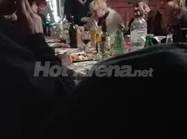 Само в HotArena! Сашка Васева яде и пее като за световно (Папарашки снимки)