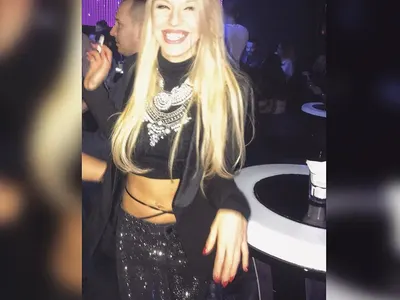 Синоптичката на БТВ Натали Трифонова с моден гаф – цъфна на дискотека, пременена като чалгаджийка от зората на турбо фолка (СНИМКИ)