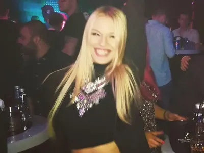 Синоптичката на БТВ Натали Трифонова с моден гаф – цъфна на дискотека, пременена като чалгаджийка от зората на турбо фолка (СНИМКИ)