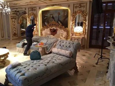 Студентка брои 265 бона за апартамента на Азис