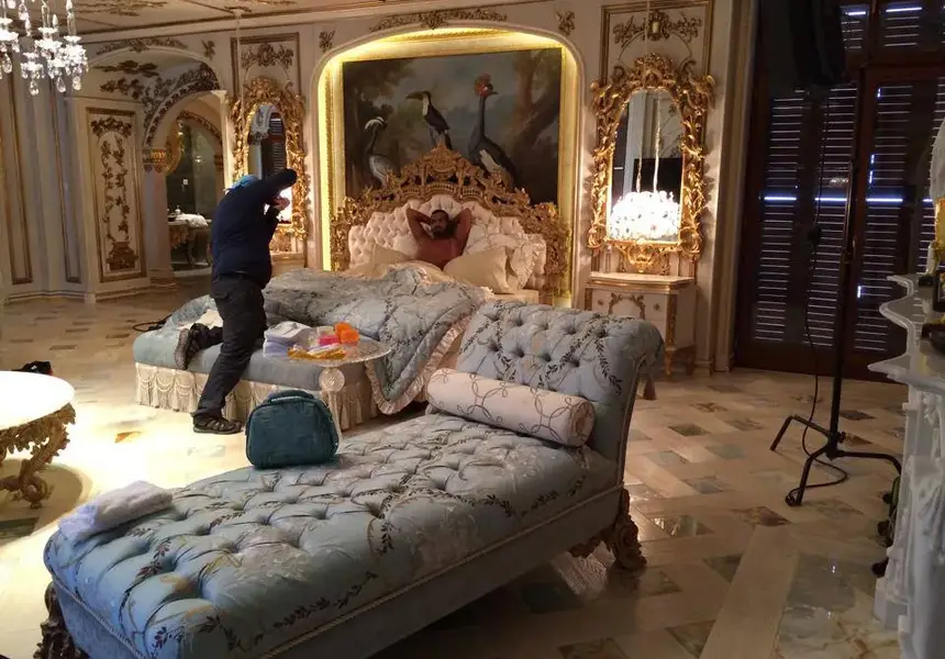 Студентка брои 265 бона за апартамента на Азис