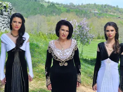 Студентка на Ламбо пее по площади