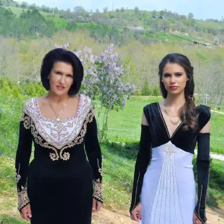 Студентка на Ламбо пее по площади