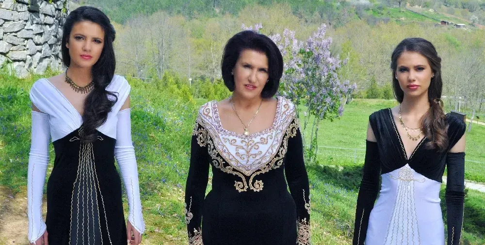 Студентка на Ламбо пее по площади