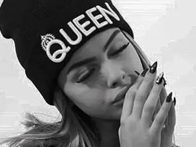 Сузанита ШОКИРА с непристойно поведение около Коледа! Вижте как си предизвика обидите на потресените фенове (Скандални снимки)