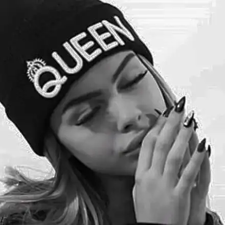 Сузанита ШОКИРА с непристойно поведение около Коледа! Вижте как си предизвика обидите на потресените фенове (Скандални снимки)