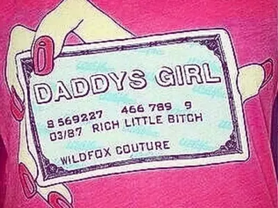 Сузанита ШОКИРА с непристойно поведение около Коледа! Вижте как си предизвика обидите на потресените фенове (Скандални снимки)