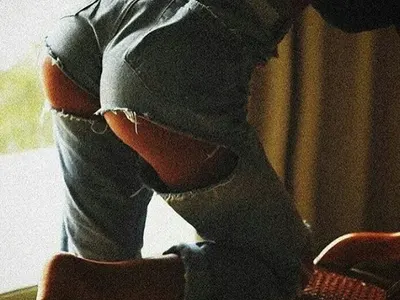 Сузанита ШОКИРА с непристойно поведение около Коледа! Вижте как си предизвика обидите на потресените фенове (Скандални снимки)