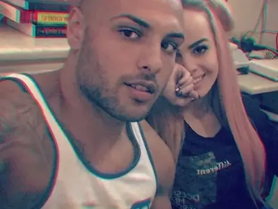 Сузанита заголи гръд в скъпарски хотел за гаджето си (Фото от банята)