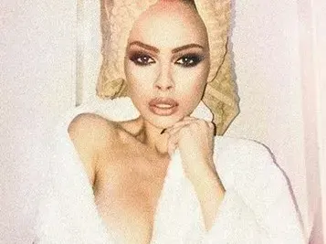 Сузанита заголи гръд в скъпарски хотел за гаджето си (Фото от банята)