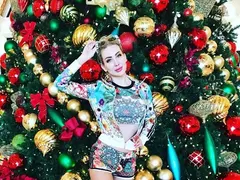 Тоца показа силиконовите си бомби за Коледа от Маями (Снимки)